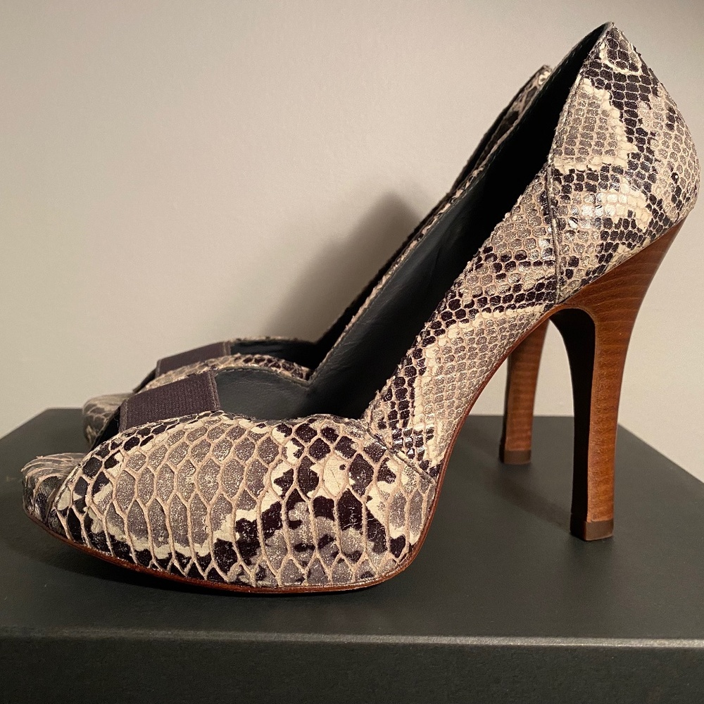 BCBGMAXAZRIA Grey Snake Print Ma-Nate Pumps